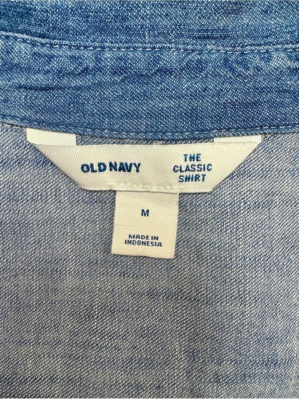 Old Navy Chambray Denim Button Down Shirt Medium | Lightweight Classic Top - Picture 4 of 4